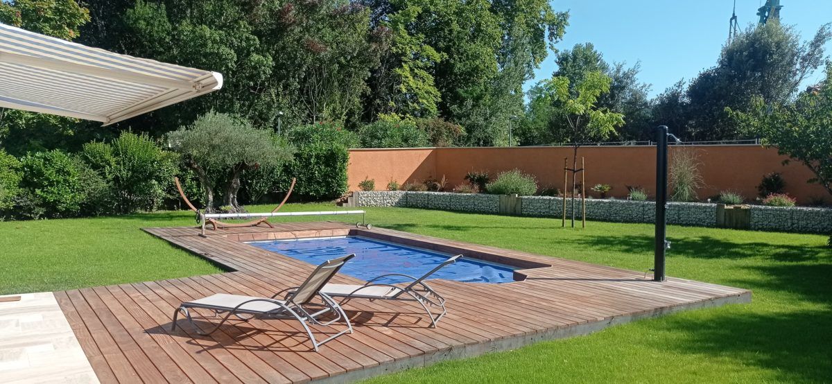 terrasse en cumaru et soutènement en gabions et traverses de chêne